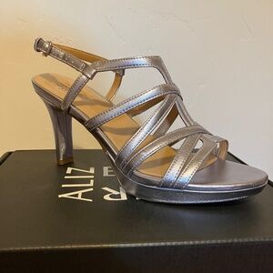 Naturalizer Sandal w/heel